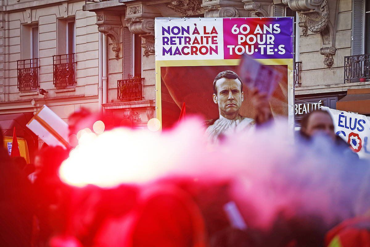 Emmanuel Macronen aurkako kartel bat, erretretaren aurkako Parisko manifestazioan. YOAN VALAT / EFE