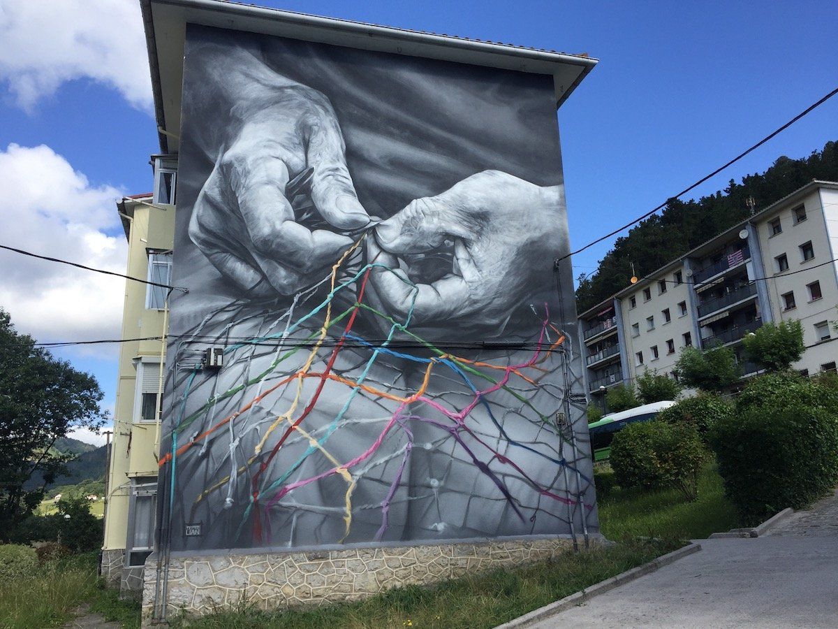 Ondarroako (Bizkaia) Kamiñazpi auzoan dagoen murala, Lian artistarena. BERRIA