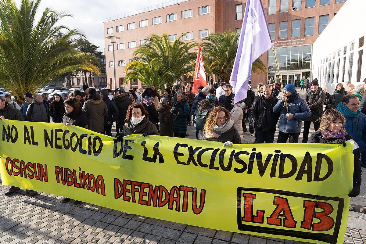 LAB sindikatuaren elkarretaratze bat, Nafarroako Ospitale Unibertsitarioaren aurrean. JAGOBA MANTEROLA / FOKU