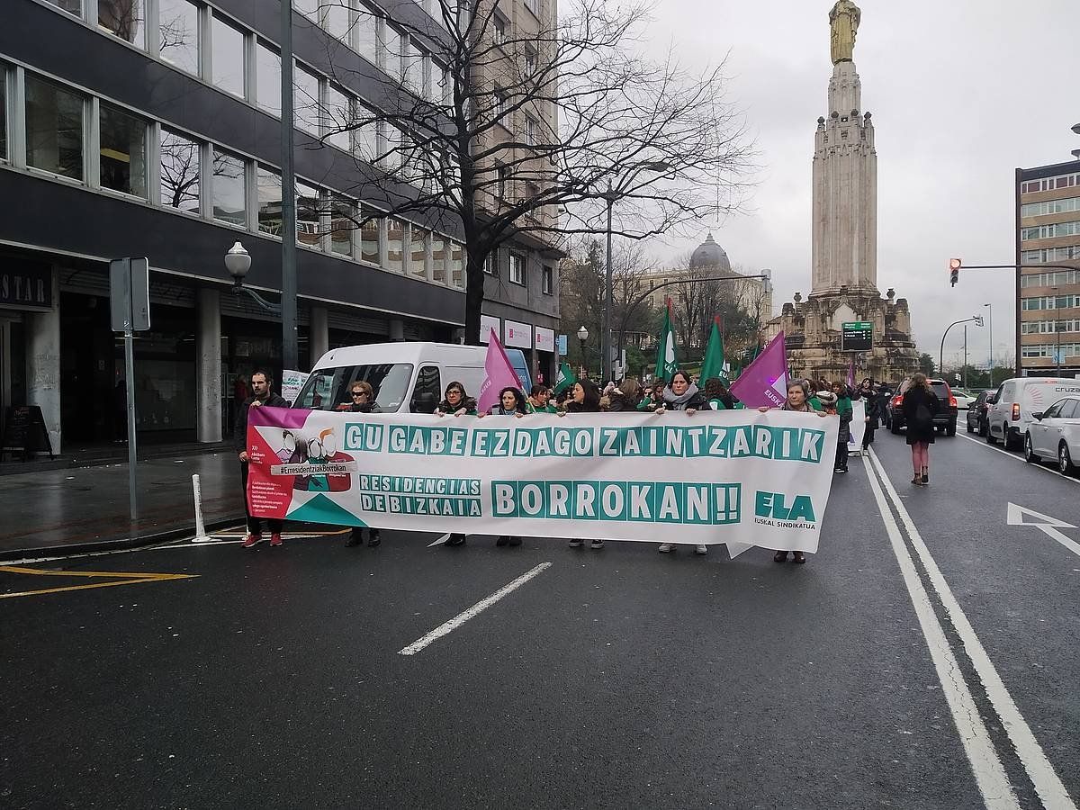 Manifestazioa egin dute gaur Bilbon zahar etxeetako grebalariek. BERRIA