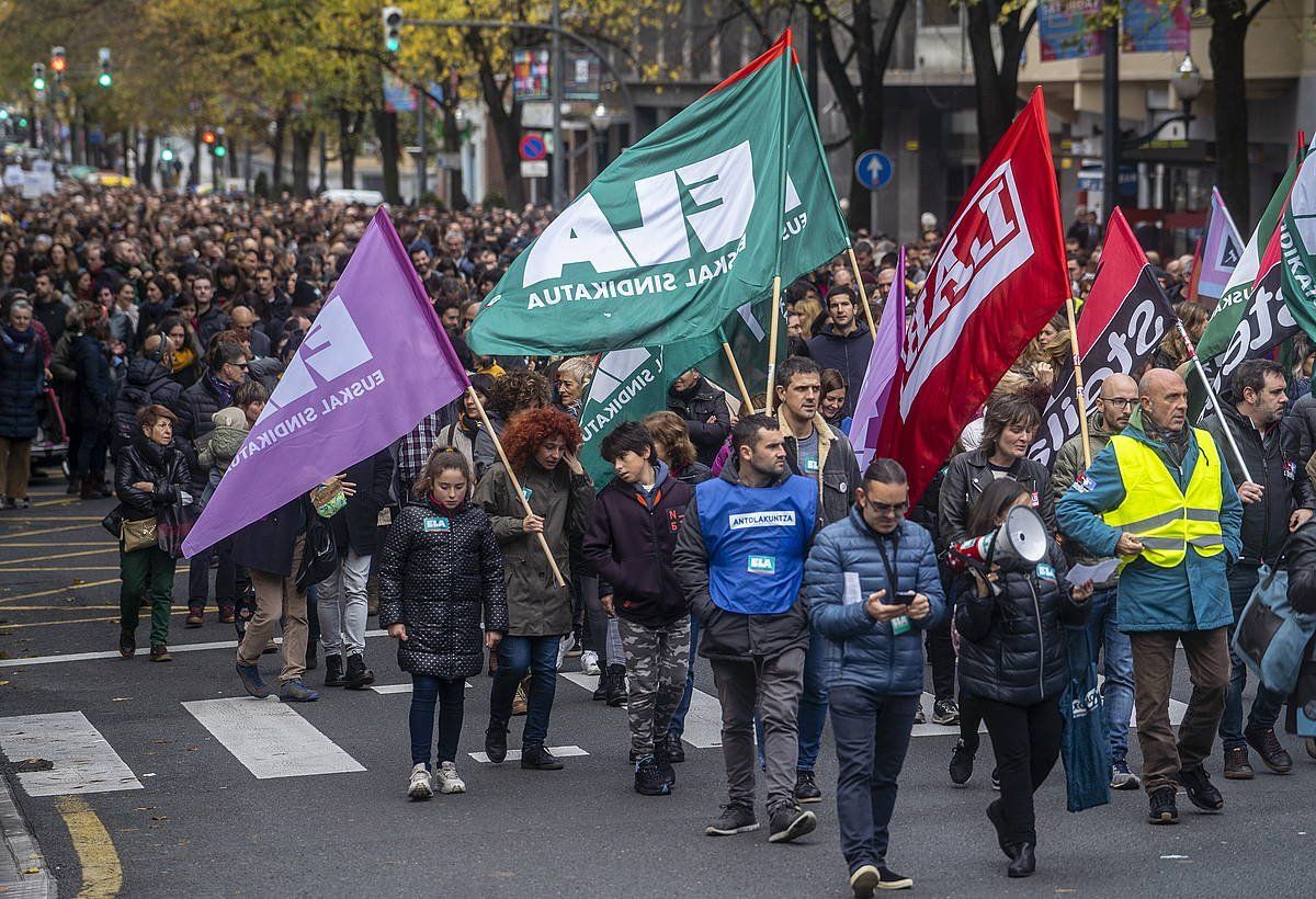 Sindikatuen banderak Hezkuntzako langileen manifestazio batean, iragan azaroan. MARISOL RAMIREZ / FOKU