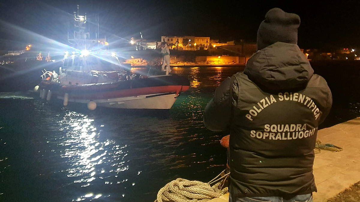Italiako Polizia hilik aurkitutako zortzi migratzaileen gorpuak daramatzan ontziaren zain. CONCETTA RIZZO, EFE