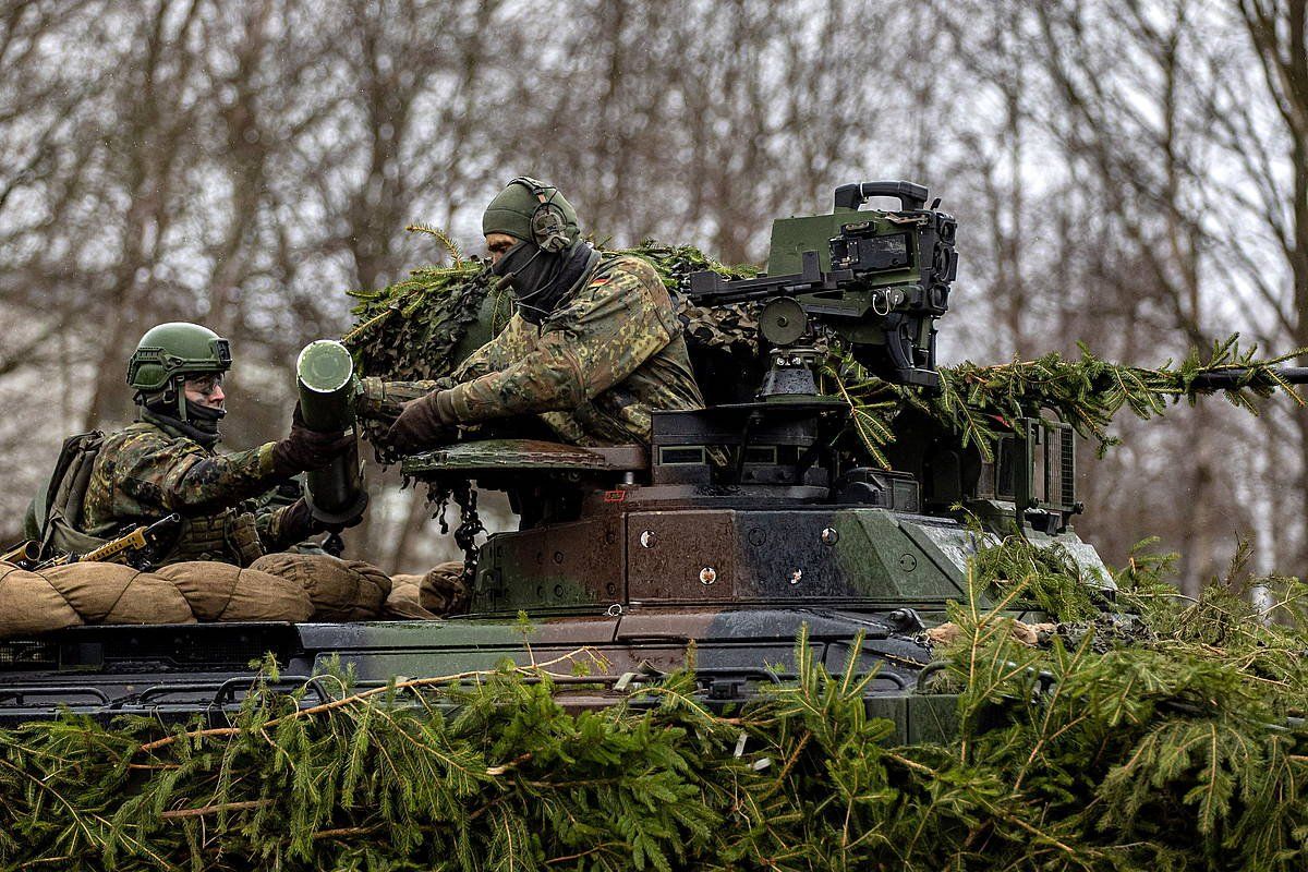 Alemaniako armadako bi soldadu, ariketa militarrak egiten, urtarrilen, Marienbergen, Alemanian. MARTIN DIVISEK / EFE