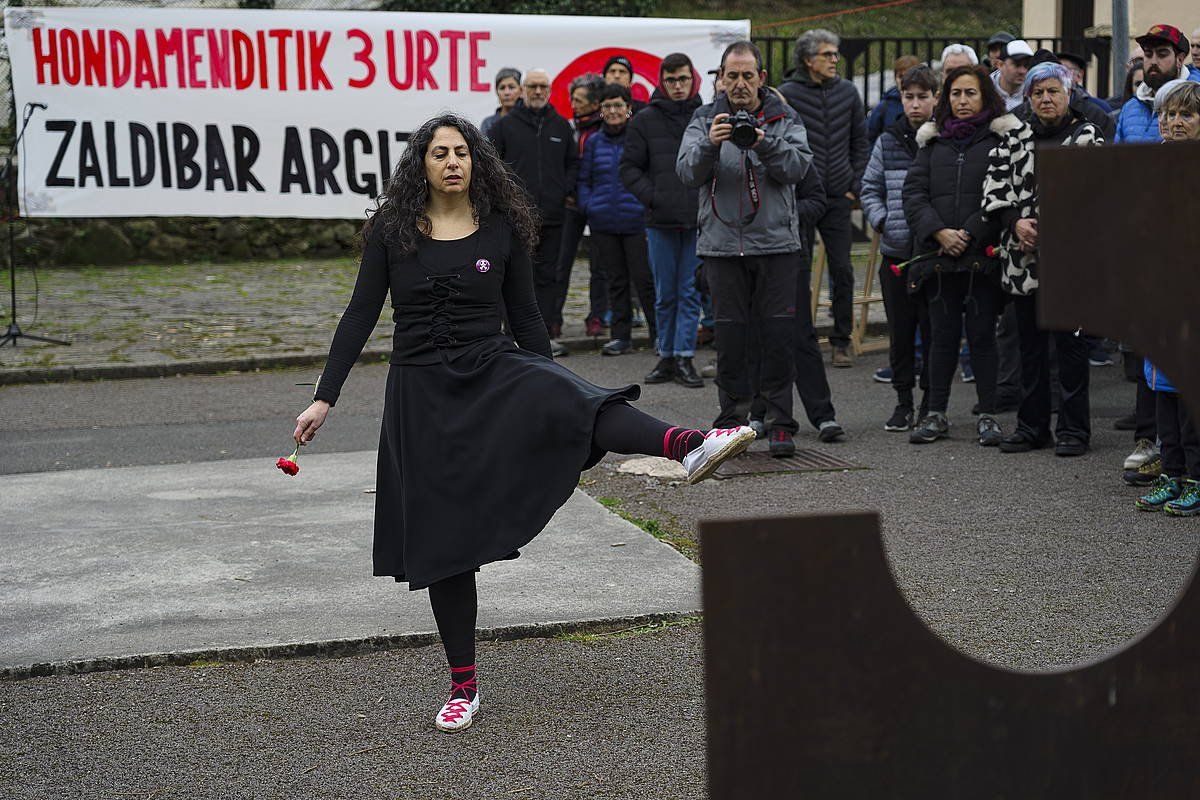 Sololuzeri eta Beltrani egindako omenaldia, gaur, Zaldibarko Eitzaga auzoan. ARITZ LOIOLA / FOKU