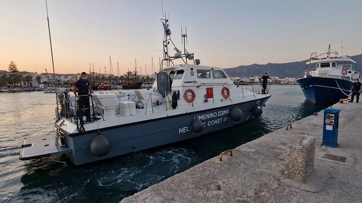 Greziako kostazainen ontzi bat, artxiboko irudi batean. HELLENIC COAST GUARD / EFE