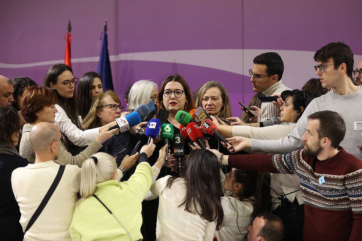 Angela Rodriguez Berdintasunerako estatu idazkaria, gaur, hedabideen galderei erantzuten. KIKO HUESCA / EFE