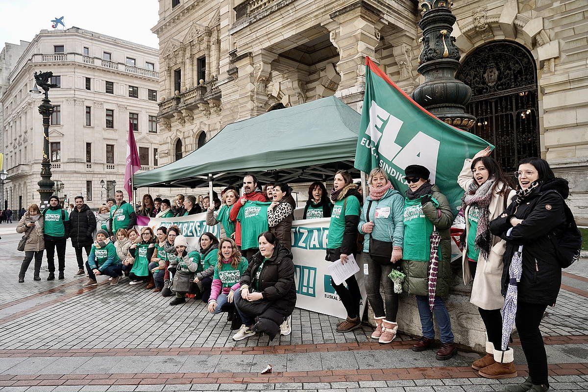 Grebalariak, gaur, foru jauregiaren aurrean jarritako karpan. MARISOL RAMIREZ / FOKU