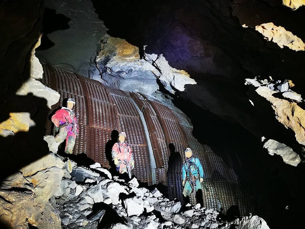 Espeleologoak Lezetxikiko sistema karstikoaren barruan aurkitutako tunelaren alboan. LEZETXIKIREN LAGUNAK