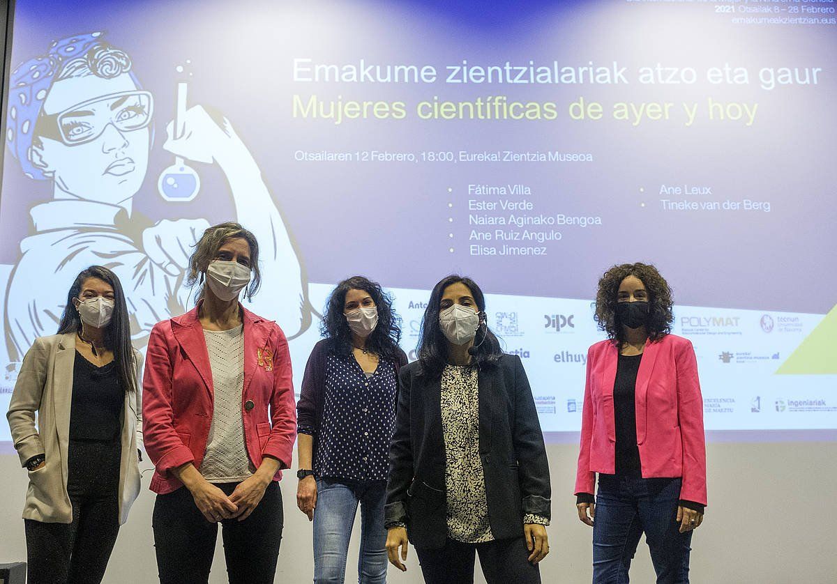 Fatima Villa, Naiara Aginako Bengoa, Ane Ruiz de Angulo, Ester Verde eta Elisa Jimenez ikertzaileak, 2021ean egindako ekimen batean. JON URBE / FOKU