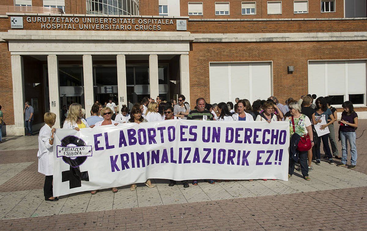 Abortatzeko eskubidearen aldeko protesta Gurutzetako ospitaleko atarian, 2014an. MONIKA DEL VALLE / FOKU