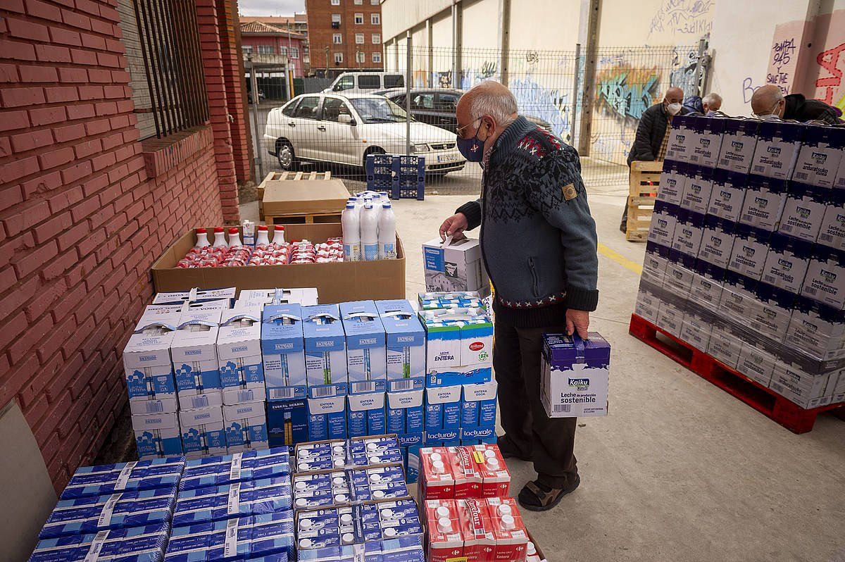 Zaporeak-ek errefuxiatuentzako egindako elikagai bilketa, 2021ean. JAIZKI FONTANEDA / FOKU