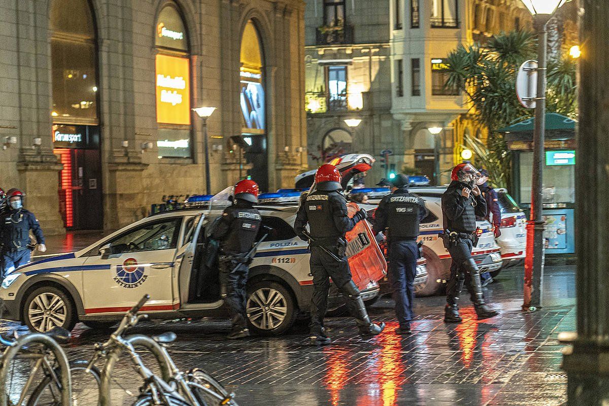 Ertzaintza Donostiako Alde Zaharrean, artxiboko irudian. GORKA RUBIO/FOKU