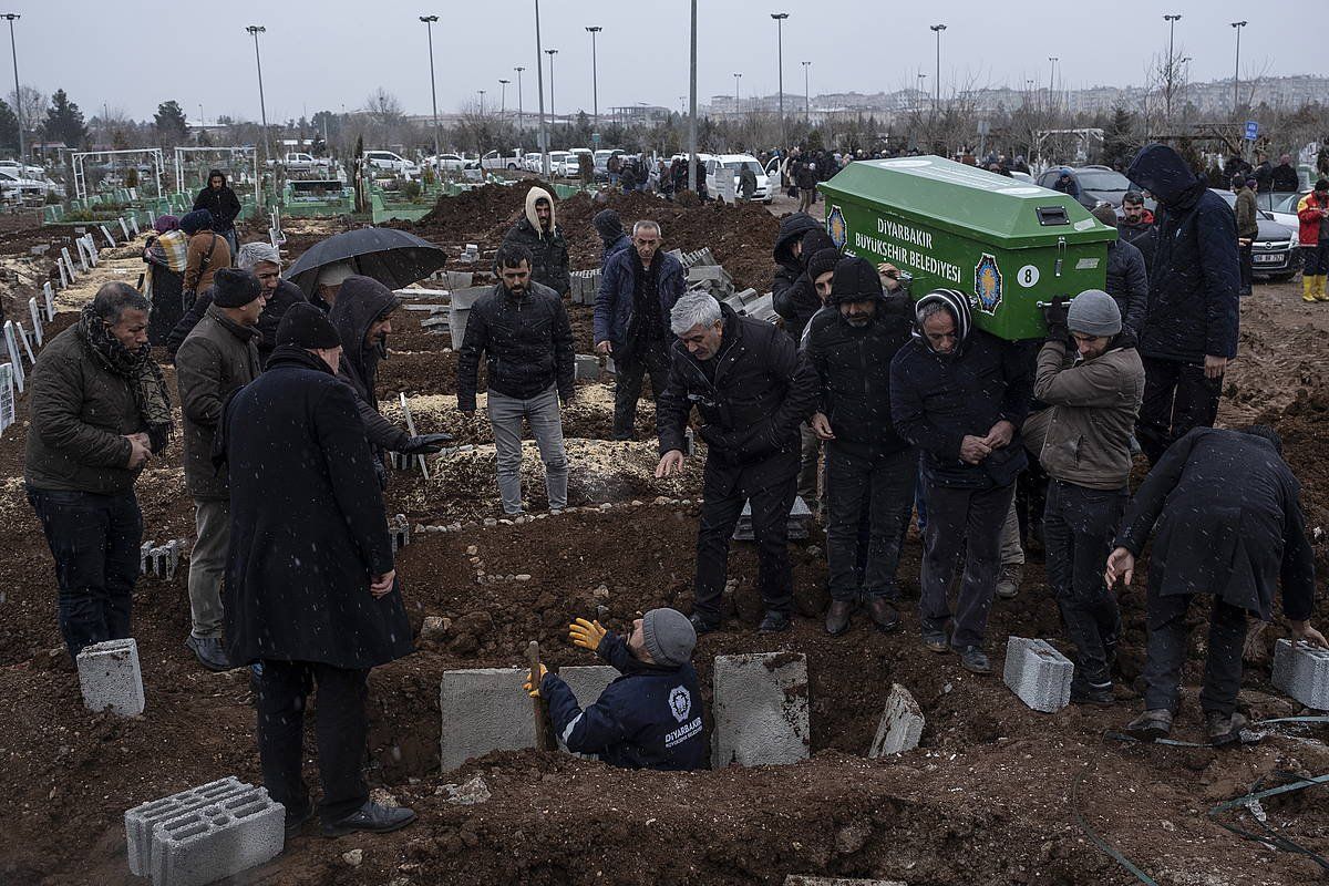 Zenbat herritar hilkutxak hobietan sartzen, herenegun, Diyarbakir hirian, Kurdistanen. REFIK TEKIN / EFE