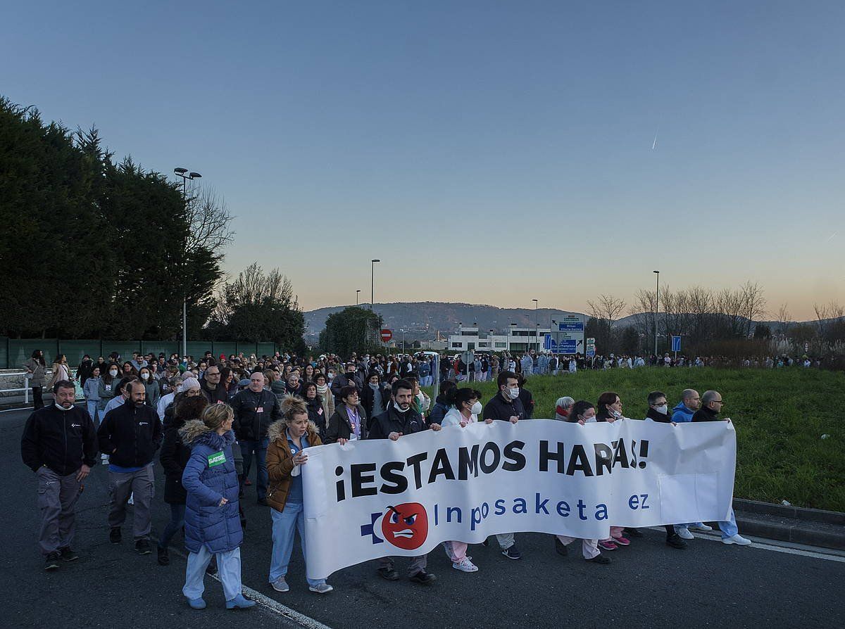 Goizeko manifestazioa, Donostia Ospitalearen inguruan. JON URBE, FOKU