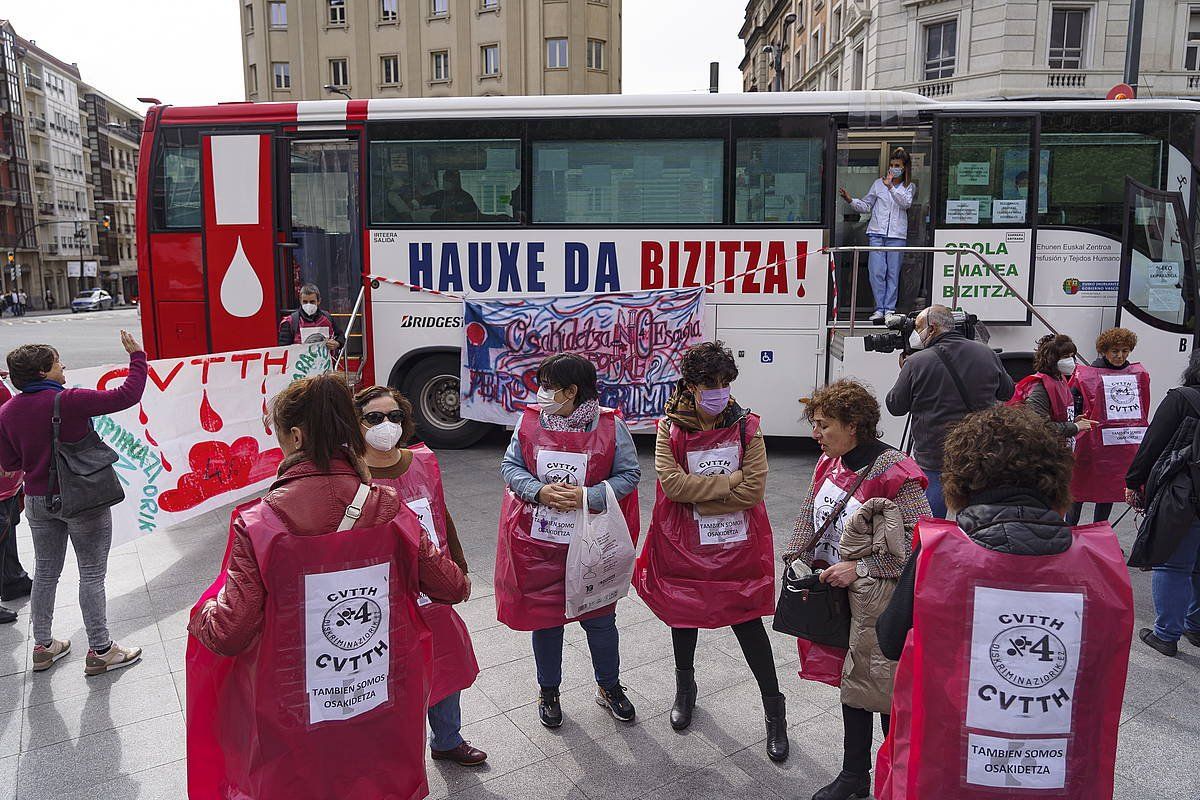 Transfusio eta Giza Ehunen zentroko langileen protesta bat, iazko apirilean. ARITZ LOIOLA / FOKU