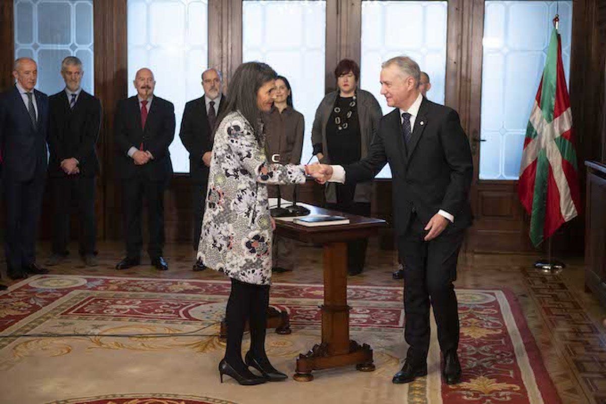 Nerea Melgosa eta Iñigo Urkullu, elkarri bostekoa ematen. IREKIA