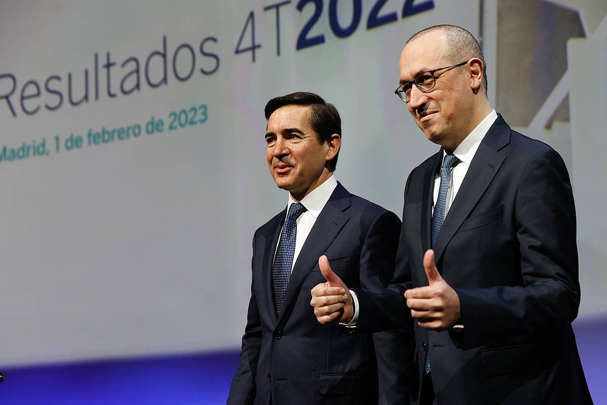 Carlos Torres BVAko presidentea eta Onur Genç kontseilari delegatua astearte honetan Madrile egindako agerraldian. MARISCAL (EFE)