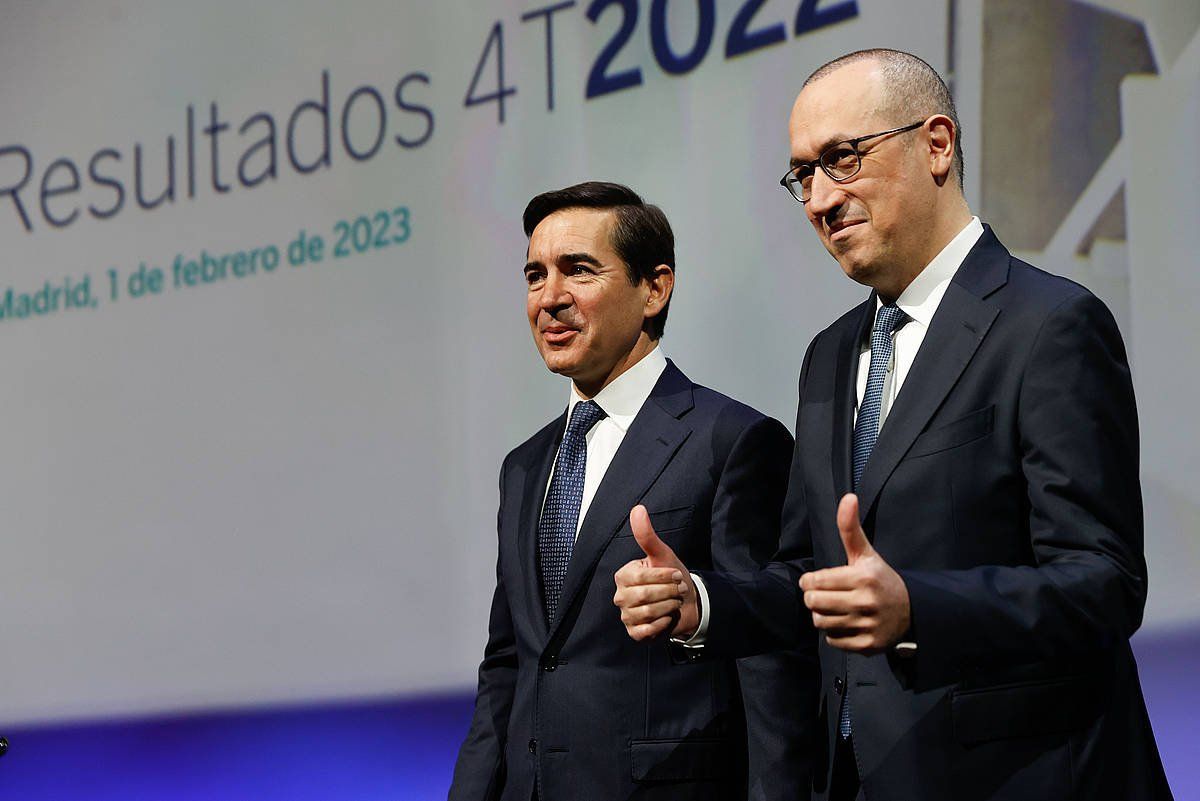 Carlos Torres BVAko presidentea eta Onur Genç kontseilari delegatua astearte honetan Madrile egindako agerraldian. MARISCAL (EFE)
