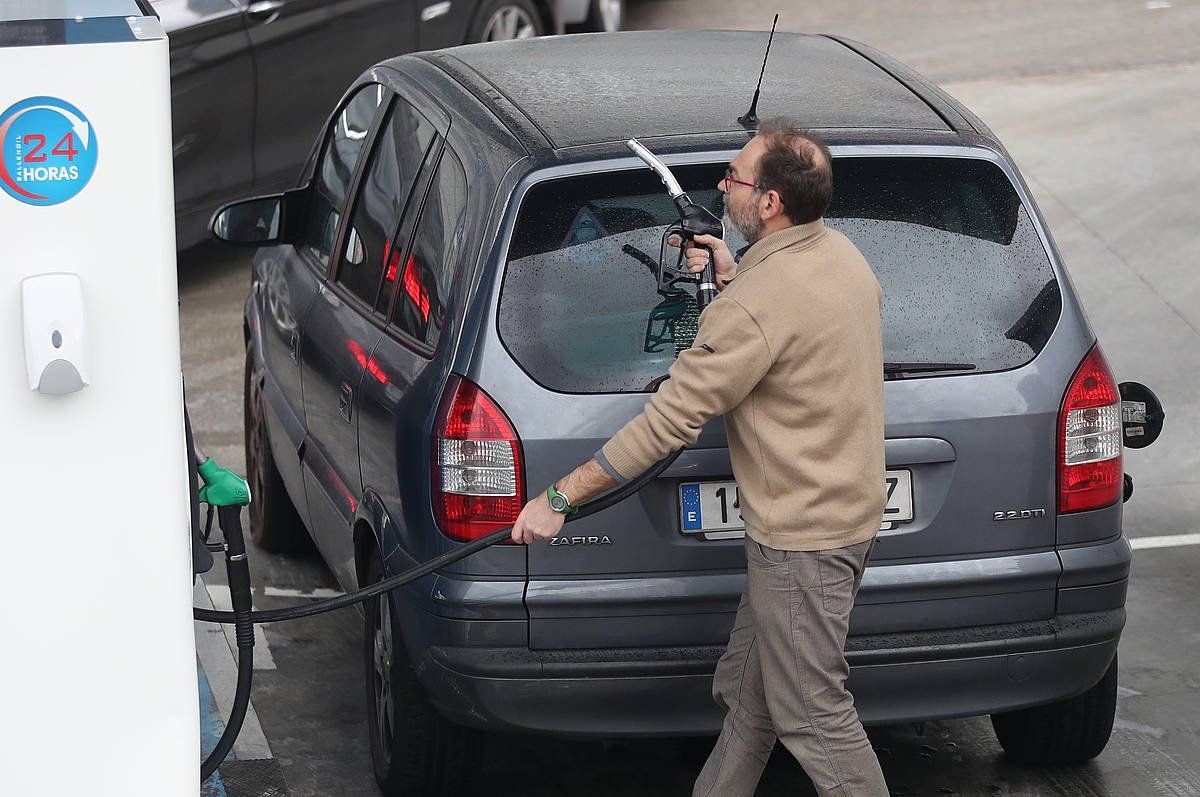 Gasolindegi bateko bezero bat, Madrilen, artxiboko irudi batean. MIGUEL OSES / EFE