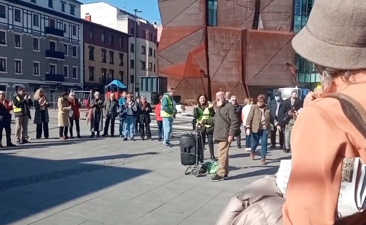 Itzubaltzetako auzolagunak protestan, gaur, Santa Eugenia plazan. BERRIA