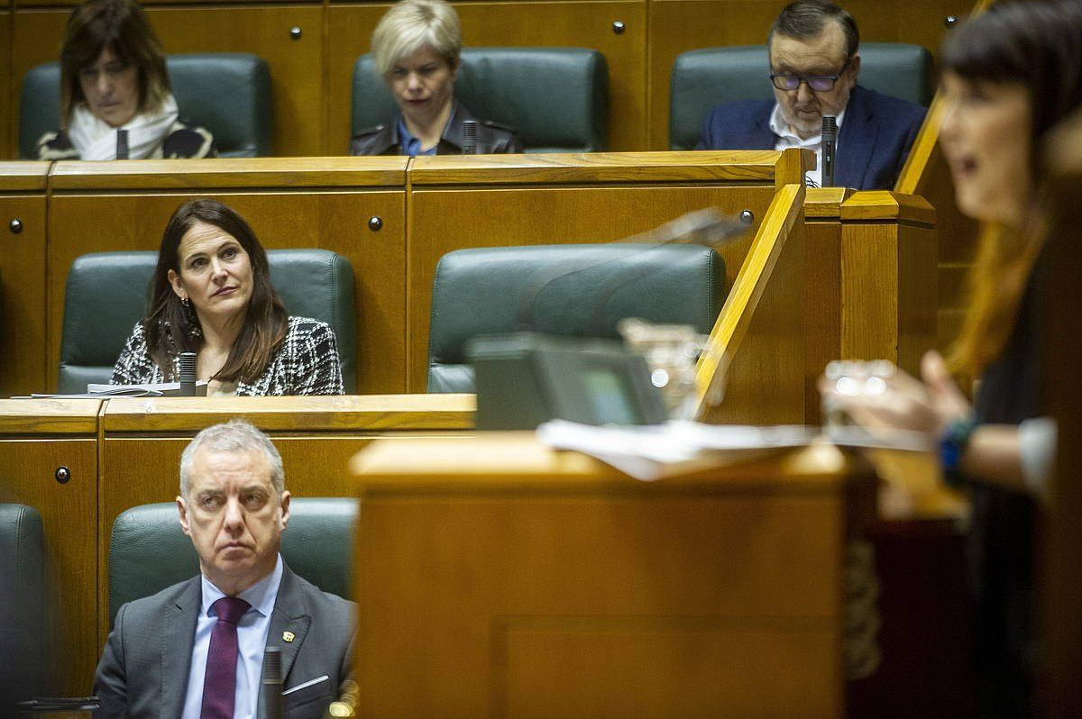 Etxebarrieta legebiltzarkidea hizketan, Urkullu eta Arrizabalaga begira dituela. JAIZKI FONTANEDA / FOKU