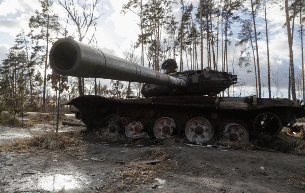 Kiev inguruan suntsitutako Errusiako tanke bati asteon ateratako argazki bat. EFE