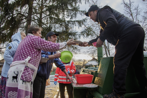 Boluntario batzuk laguntza humanitarioa banatzen, asteon, Kharkiven (Ukraina). EFE