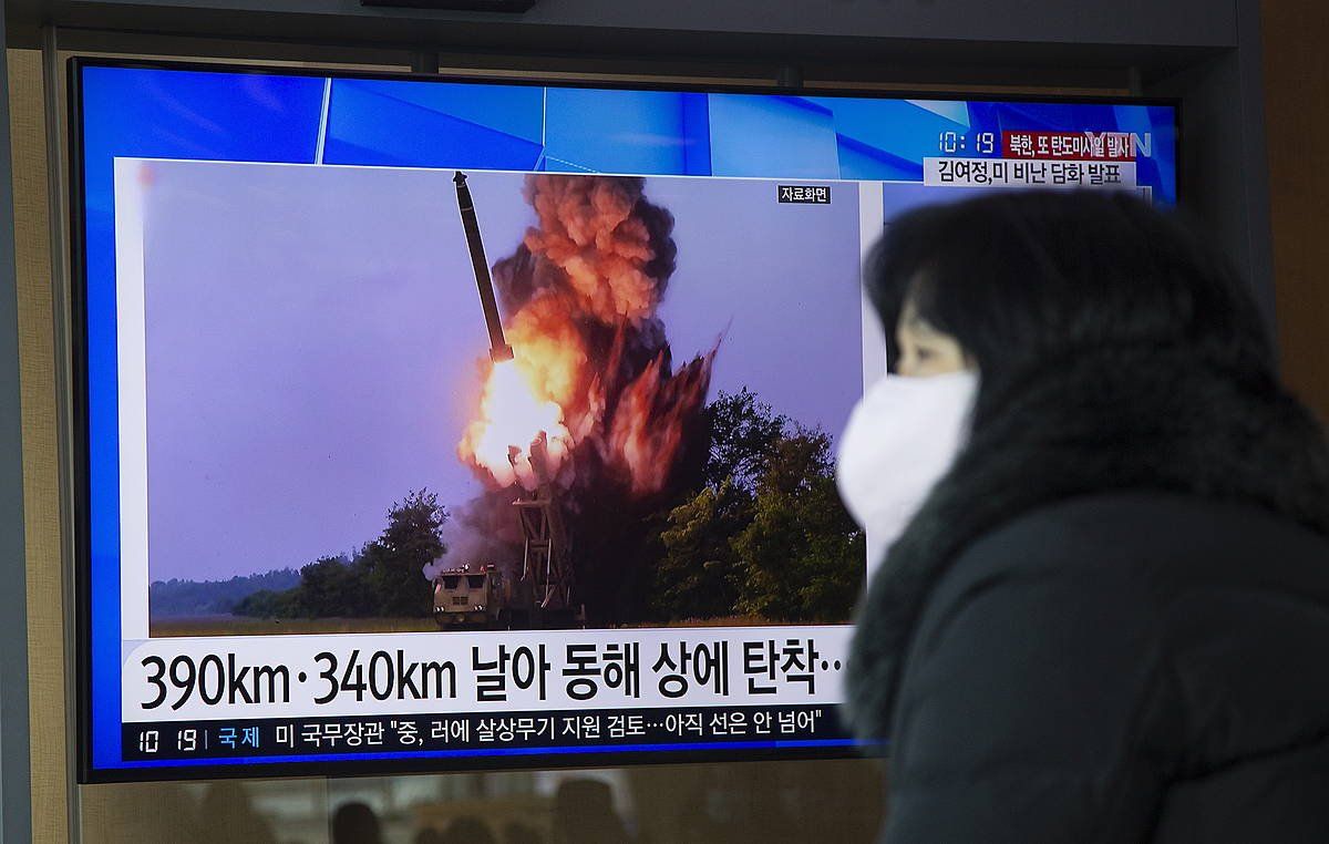 Ipar Koreak jaurtitako misiletako baten irudiak, Saulgo telebista batean. JEON HEON-KYUN, EFE