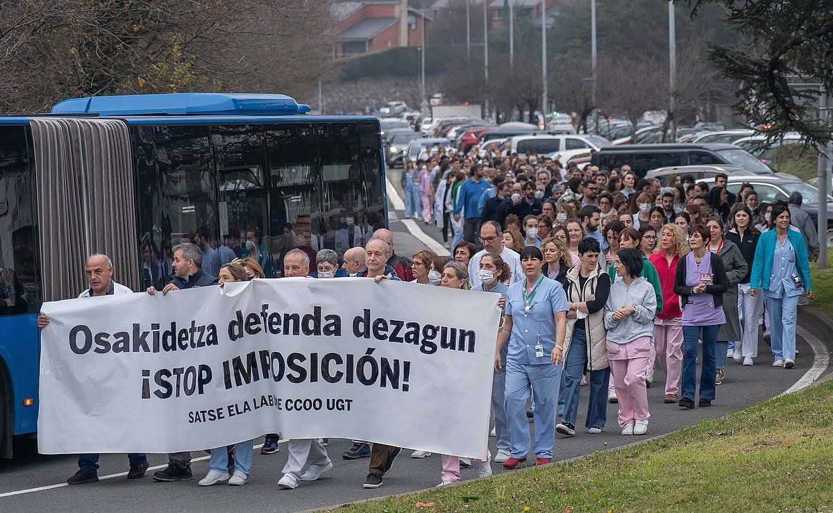 Osakidetzako sindikatuen eta langileen protesta gaur, Donostian. ANDONI CANELLADA / FOKU