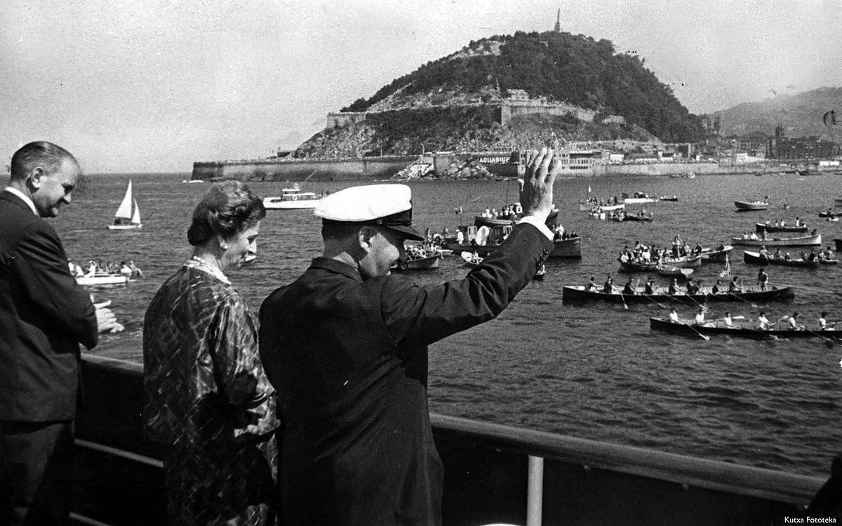 Francisco Franco Donostian, estropadetan. Ohikoa zen diktadoreak bere oporraldia Donostian igarotzea. BERRIA