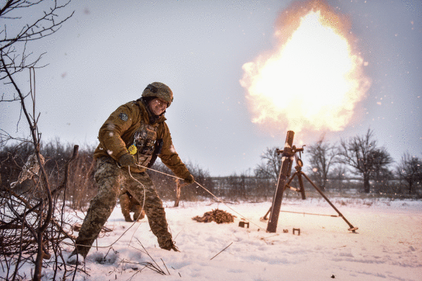 Ukrainako armadako soldadu bat morteroa jaurtitzen, asteon, Donetsk inguruan. EFE