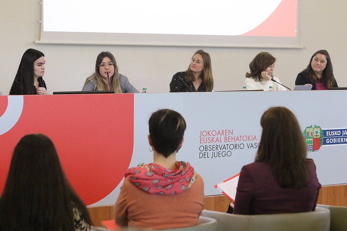 Ezkerretik eskuinera: Aide Baranda, Laura Macia, Irune Suberbiola, Pilar Urra eta Sonia Gonzalez. OSKAR MATXIN EDESA/ FOKU