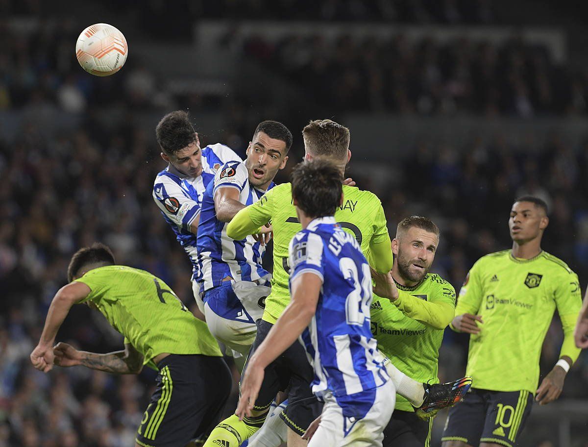 Mikel Merino, baloia errematatu nahian, Realak eta Manchester Unitedek multzoen fasean jokatutako partidan. JON URBE / FOKU.