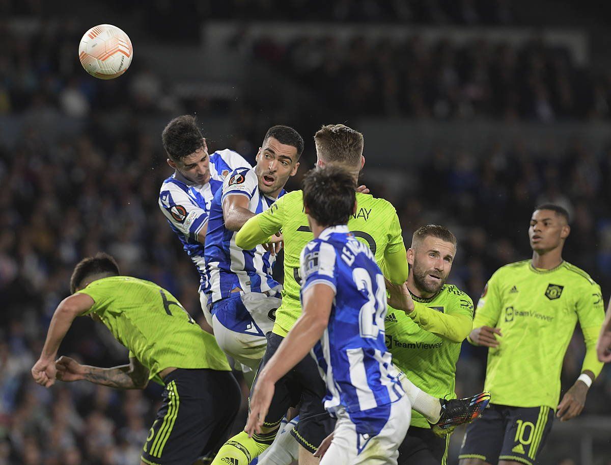 Mikel Merino, baloia errematatu nahian, Realak eta Manchester Unitedek multzoen fasean jokatutako partidan. JON URBE / FOKU.