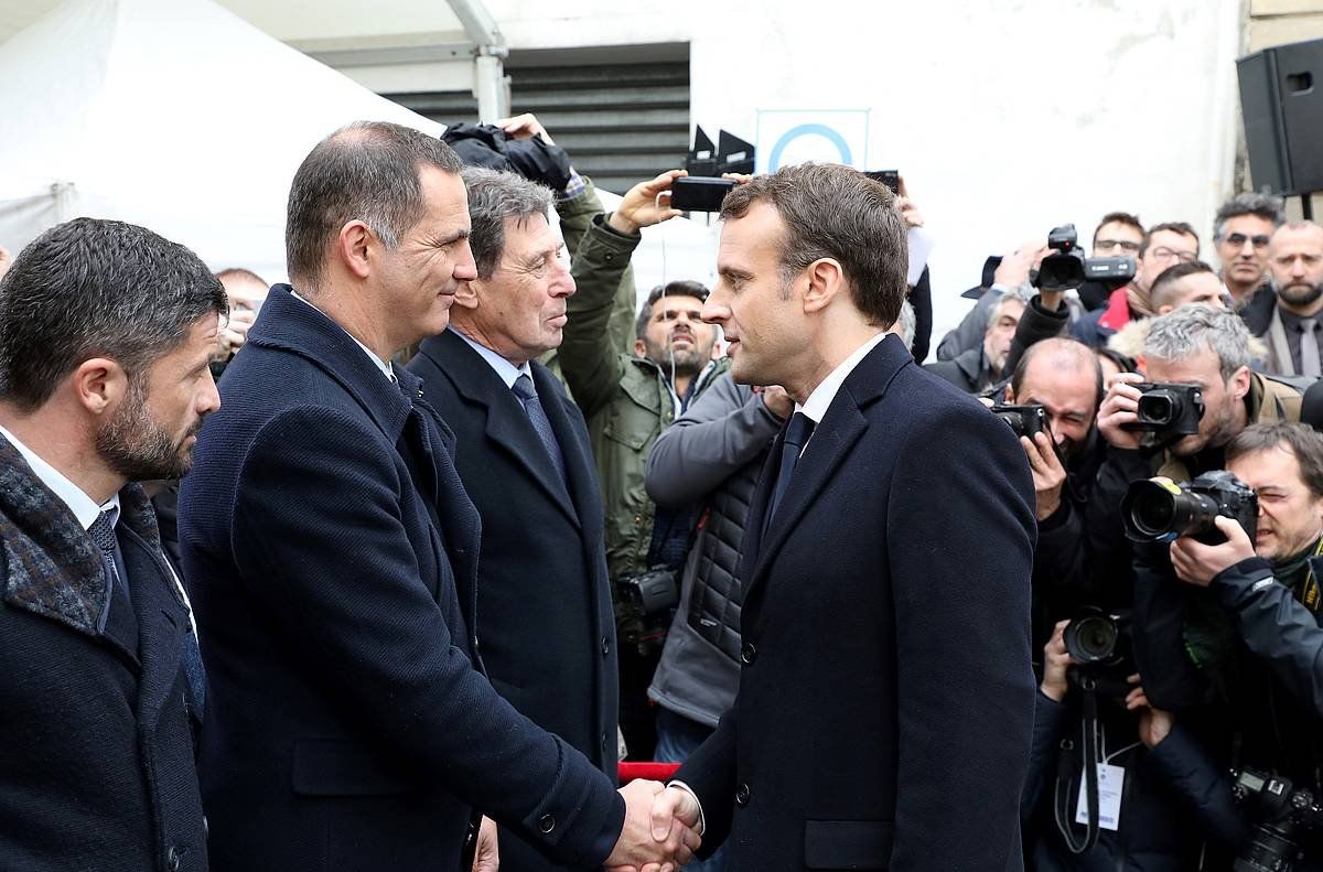 Gilles Simeoni Korsikako gobernuburua eta Emmanuel Macron Frantziako presidentea, 2018an, Aiacciun. LUDOVIC MARIN / EFE