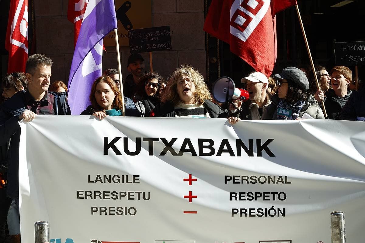 Sindikatuen protesta, Kutxabankek Gipuzkoan duen egoitzaren aurrean. MAIALEN ANDRES (FOKU)