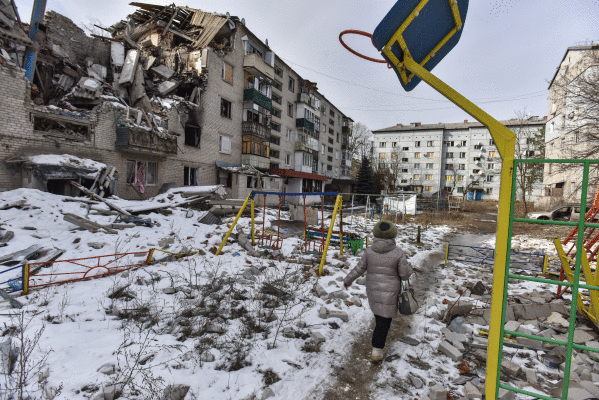 Pertsona bat, gaur, Ukrainako Donetsk eskualdeko Sviatohirsk herriko hondakinen artean ibiltzen. OLEG PETRASYUK / EFE
