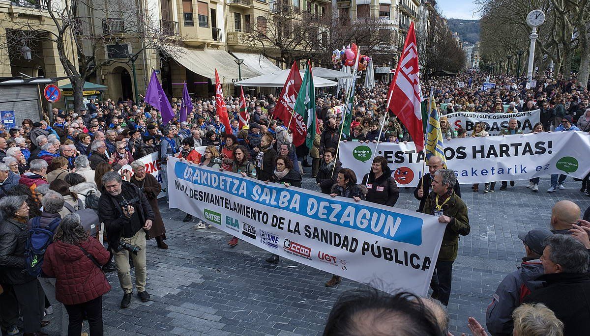 Sindikatuek antolatutako manifestazioetan herri plataformak, pentsiodunak eta alderdi politikoak ere izan dira. Irudian, Donostiako manifestazioa. JON URBE / FOKU