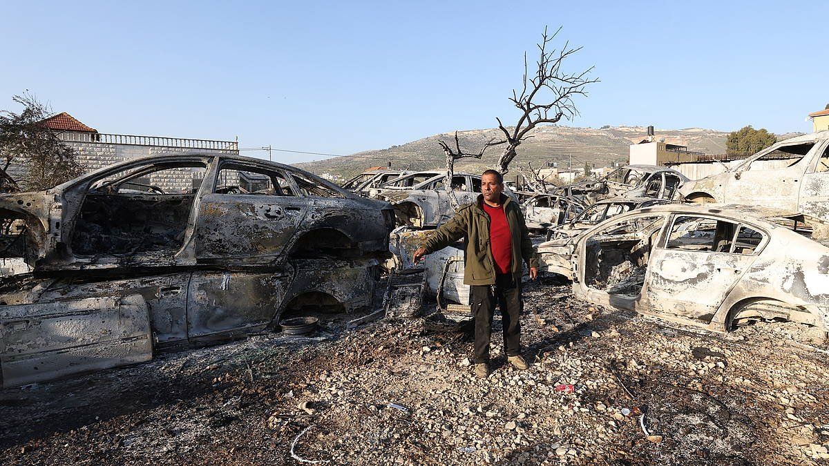 Gizonezko bat, kolono juduek igandean erretako auto baten ondoan, Nablus hiritik gertu, Zisjordanian. ALAA BADARNEH / EFE