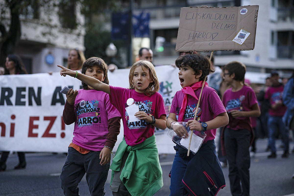 Eskola publikoaren aldeko manifestazio bat, atxiboko irudi batean. ARITZ LOIOLA / FOKU