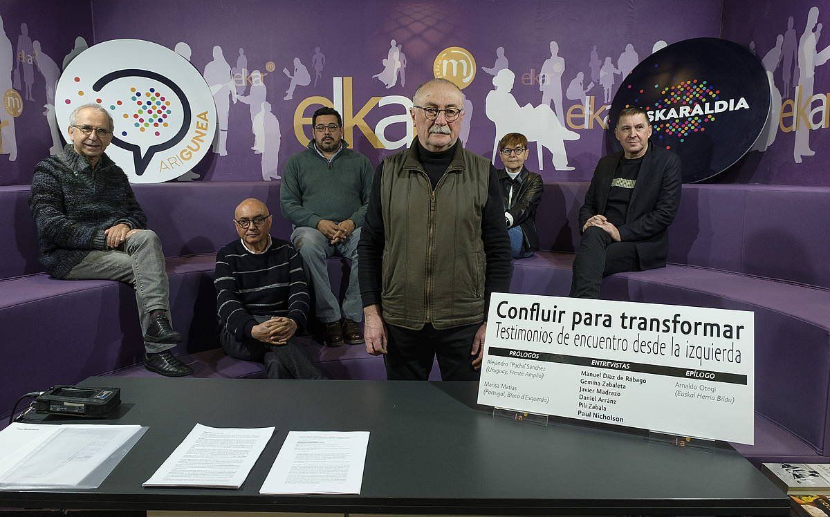 Donostiako Parte Zaharreko Elkar dendan egin dute agerraldia liburuaren egileek. JON URBE / FOKU