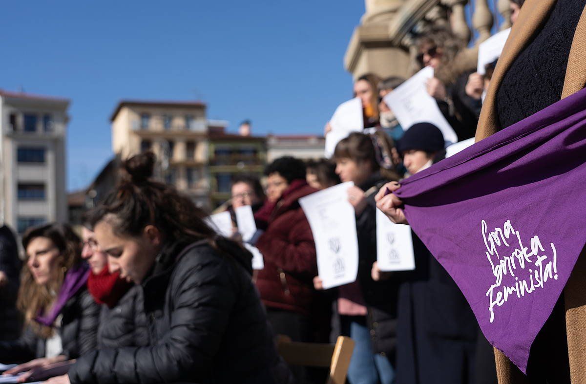 Euskal Herriko mugimendu feministaren agerraldia, gaur, Iruñeko Gazteluko plazan. JAGOBA MANTEROLA / FOKU