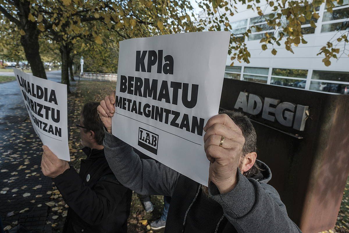 LABek Adegiren egoitzaren aurrean eginiko elkarretaratze bat. JON URBE (FOKU)