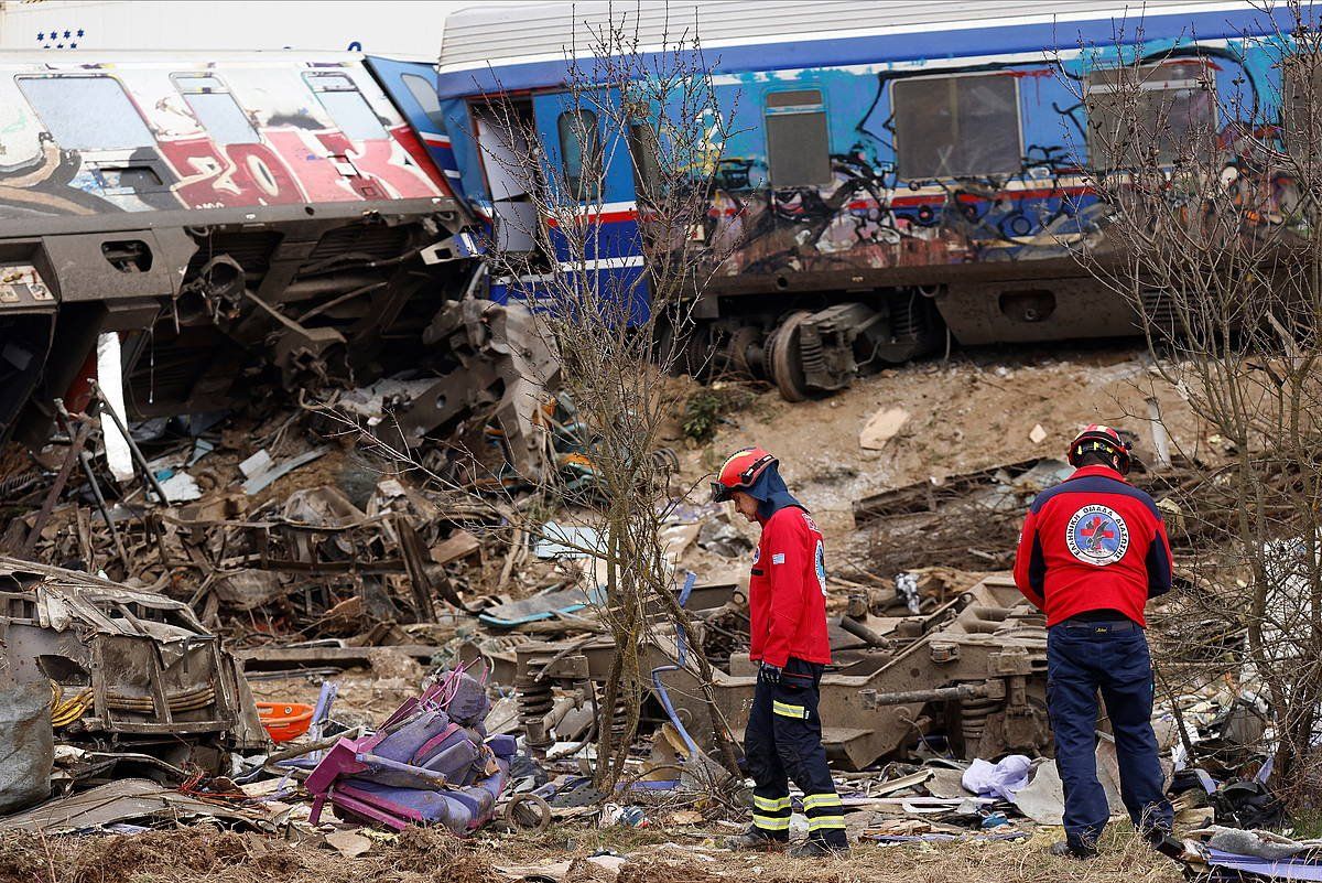 Erreskate taldeetako langileak tren istripua izan den gunean, atzo. ACHILLEAS CHIRAS, EFE