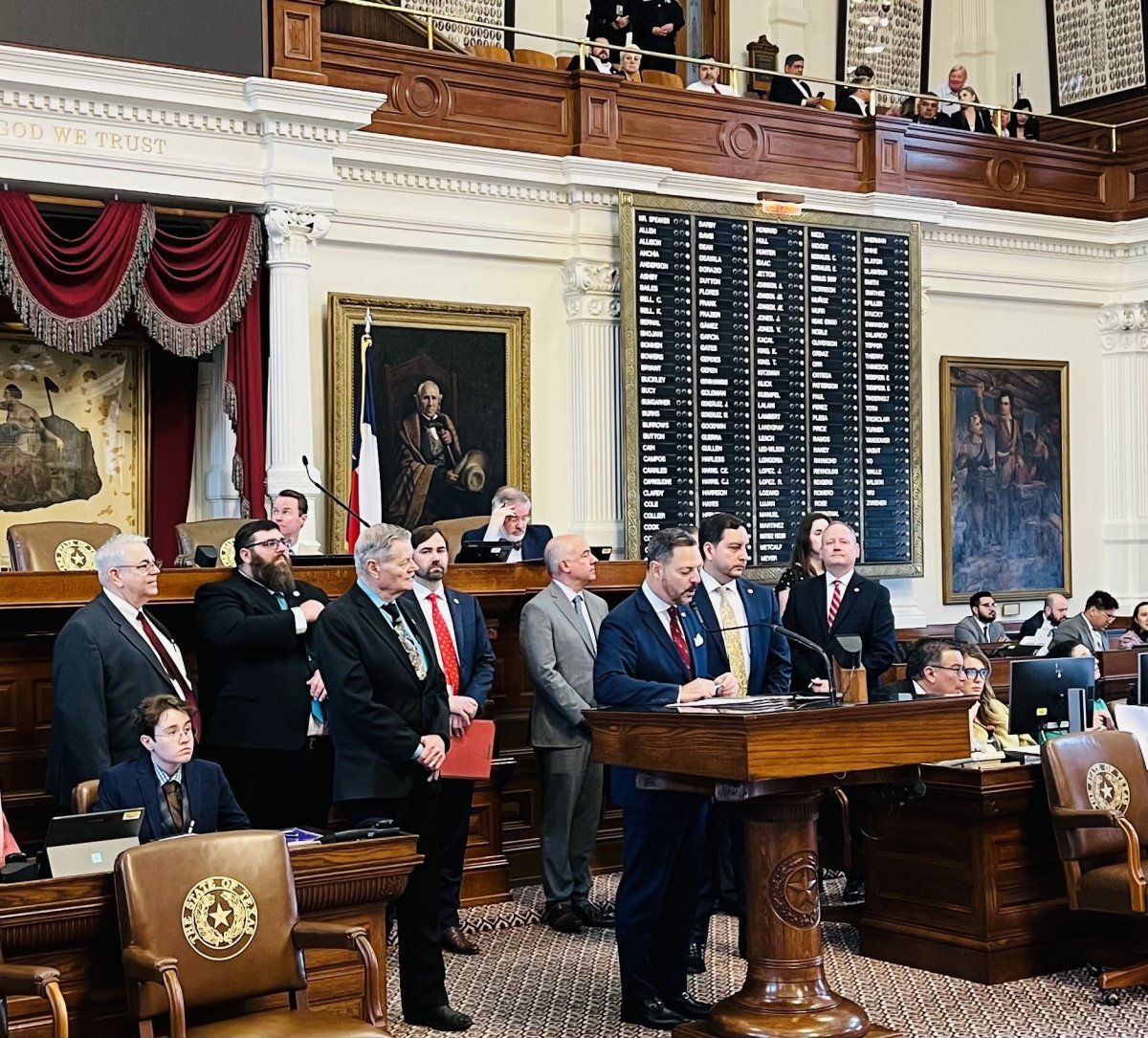 Rafael Anchia kongresista Texasko Ordezkarien Ganberan hizketan, euskal-amerikarrak oroitzeko onartu duten erresoluzioaren irakurketan. RAFAEL ANCHIA, @RAFAELANCHIA