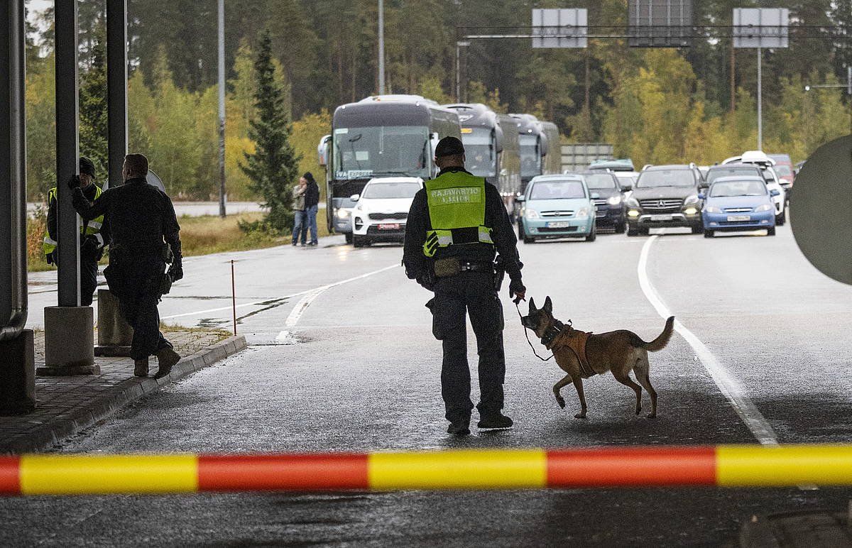 Finlandiako mugazainak, Vaalimaan, Finlandiaren eta Errusiaren arteko mugan. JUHA METSO / EFE