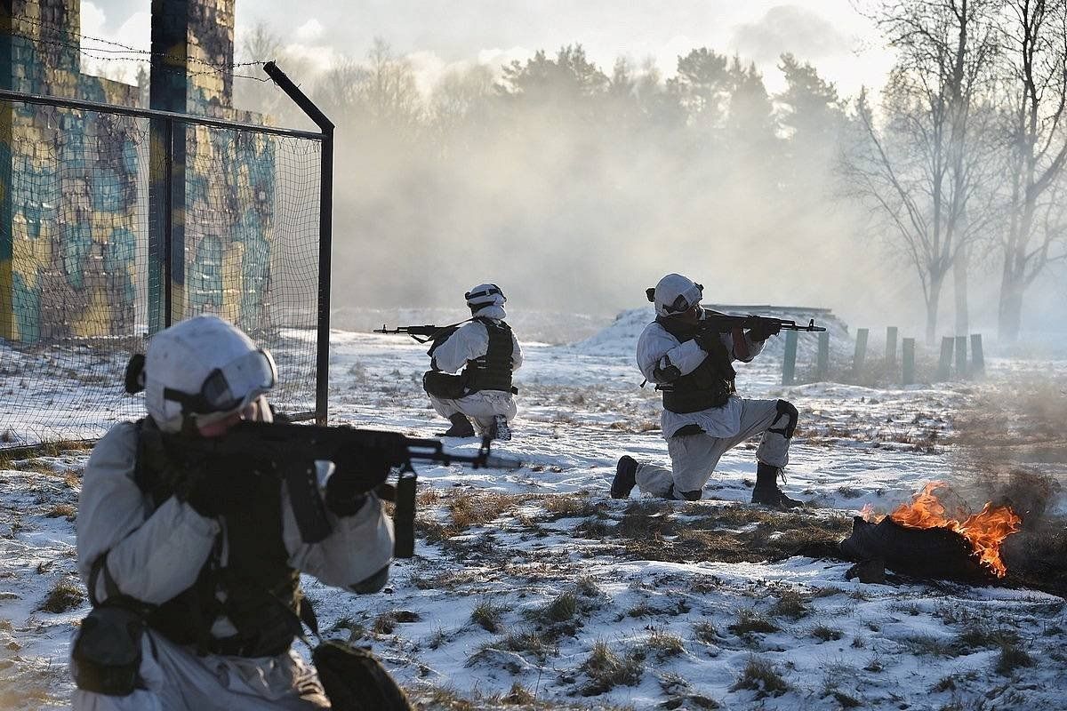 Errusiako armada, ariketa militarrak egiten, Bryansk eskualdean, artxiboko irudi batean. ERRUSIAKO DEFENTSA MINISTERIOA / EFE