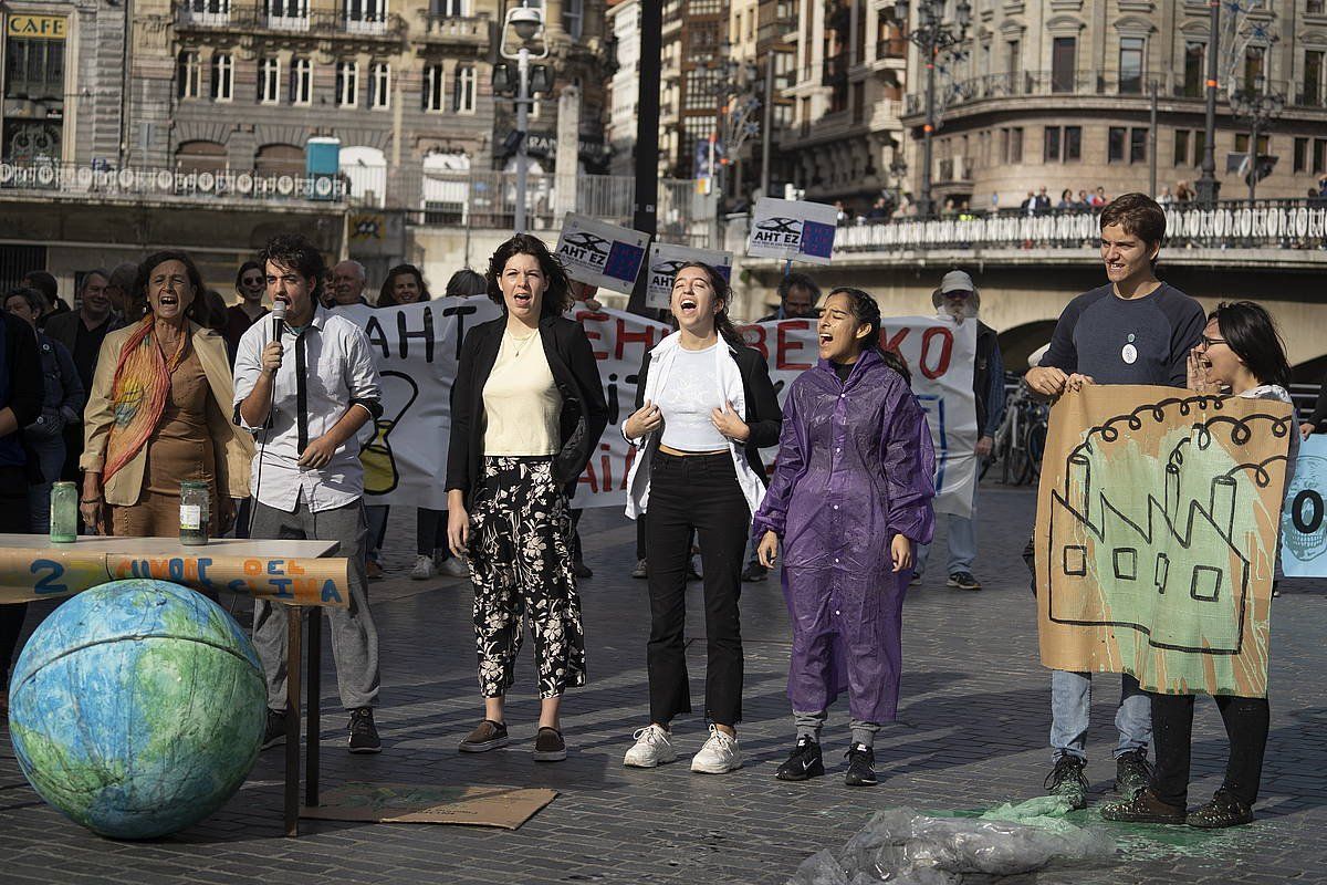 Emakumeak, klima larrialdiaren kontrako protesta batean, Bilbon. MONIKA DEL VALLE / FOKU