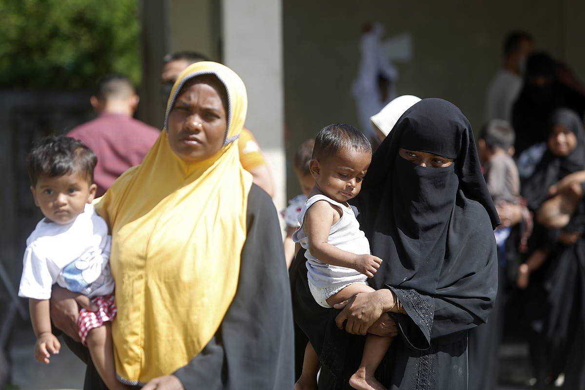 Bi emakume haur banarekin, iragan otsailean, ia milioi bat rohingya errefuxiatu bizi diren Ladongo kanpalekuan, Bangladeshen. HOTLI SIMANJUNTAK / EFE