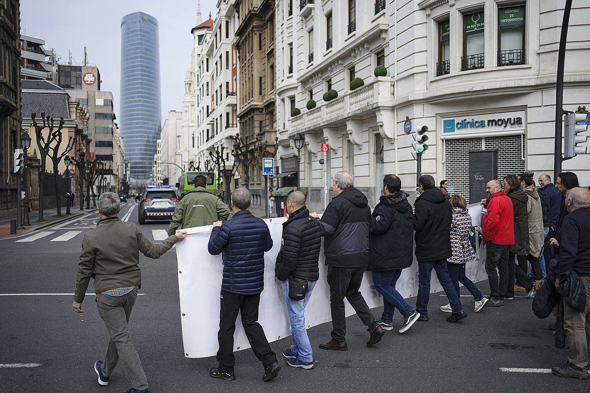 Iberdrolako langileak, konpainiaren egoitzara iristen, larunbat honetan Bilbon eginiko manifestazioan. ARITZ LOIOLA (FOKU)